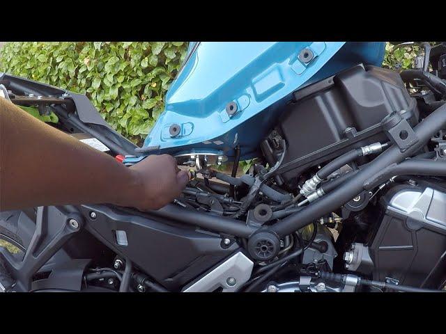 #kawasakiz650 #kawasakininja650  How to remove a GAS TANK on 2019 kawasaki Z 650