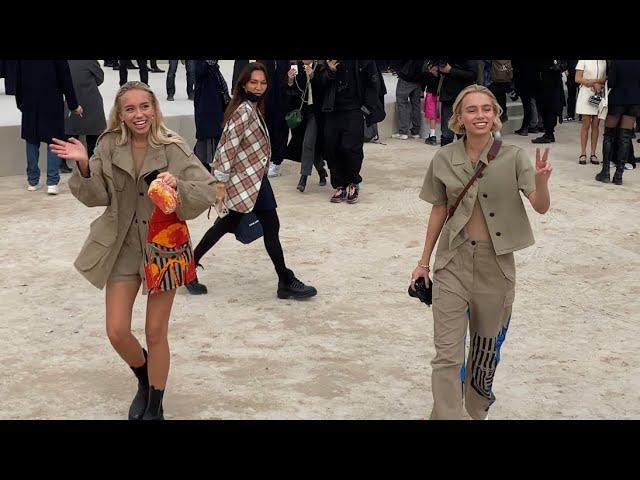 LISA AND LENA AU DÉFILÉ MODE FÉMININE DIOR 2022 À PARIS