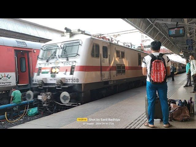 Erode WAP7 with Veraval - Thiruvananthapuram Express Arriving At Vadodara Jn.