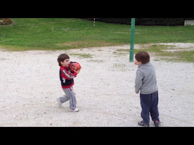 Little kids arguing in Italian: "Tu sei piccolo, me sei grande!"