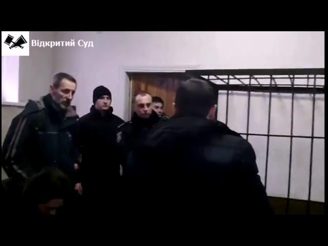 Суддя вдарив учасника справи: фрагмент удару