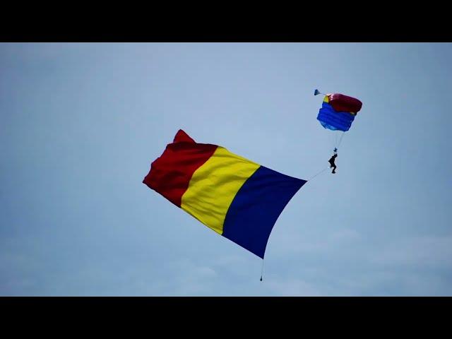 Paratrooper with Romanian flag | Parasutare cu drapelul Romaniei