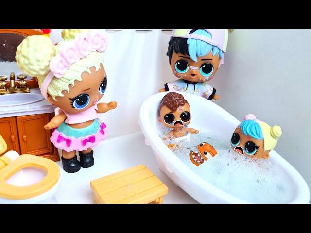 SOMEONE BITES IN THE BATHROOM DOLLS LOL SURPRISE FAMILY WITH KIDS funny CARTOONS Darinelka