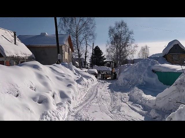 Фронтальный погрузчик ZL-20 в работе.