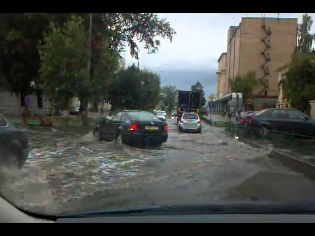 движется по улицам Москвы по время потопа. 13.07.2012