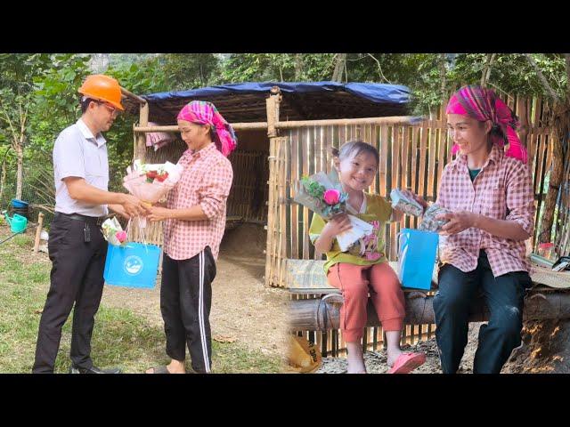 Mother and bông so delighted  that the man came to give flowers and gifts on Vietnamese Women's Day