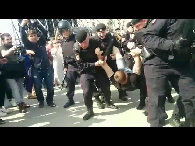 Жесткое задержание участников акции "Он нам не царь" в Москве