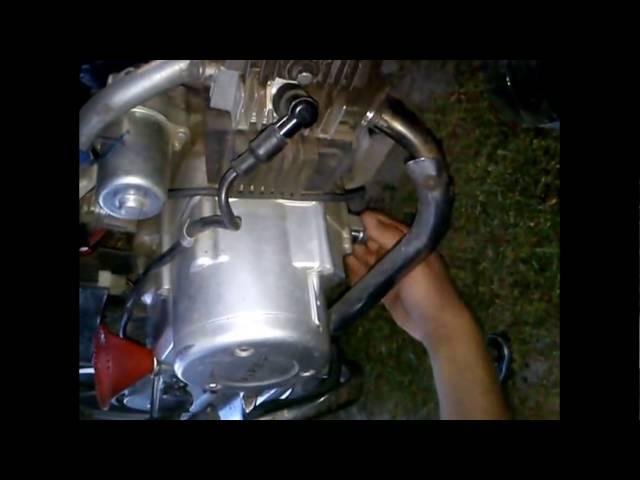 Changing the oil in the engine of a moped + Alpha , Delta moped and the like.