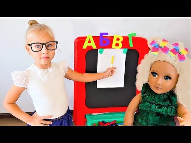 Alice is a teacher in the school ! In Pretend play school with dolls