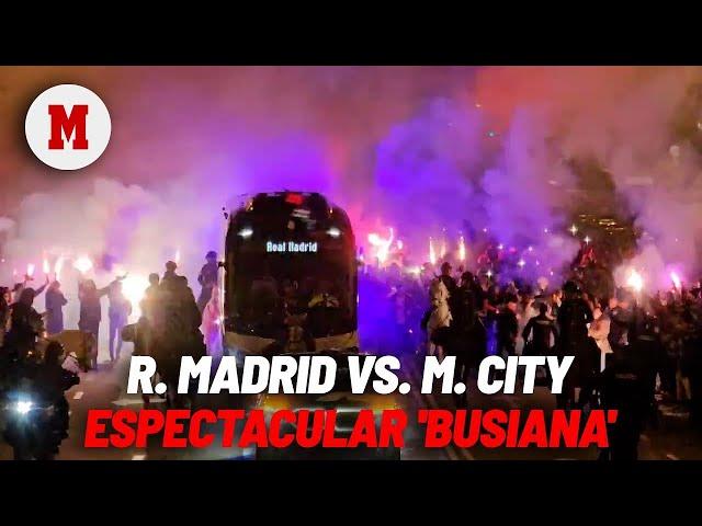 Espectacular recibimiento al Real Madrid: ¡el humo de las bengalas hace desaparecer el bus! I MARCA