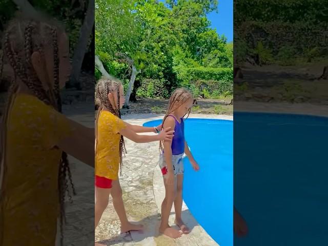 LA NIÑA MÁS SABIA DEL MUNDO  #shorts #piscinas #piscina #villas #fula #riofula #humor