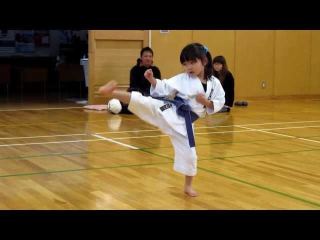 Mahiro(5-year-old girl) practicing kihon for kyu exam 5歳の女の子、基本練習中