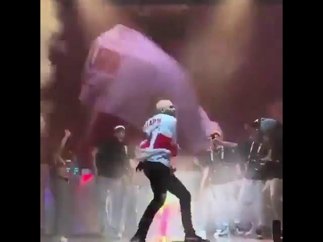 Chris brown back to his blond hair and krumping on his concert in chicago #theindigotour