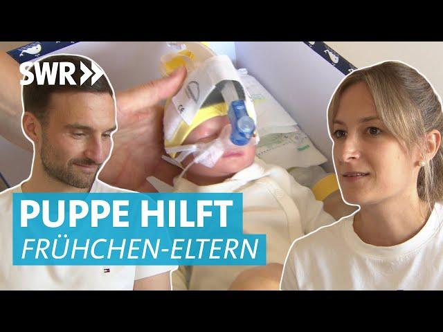 Nach Geburt von Frühchen üben Eltern mit Babypuppe