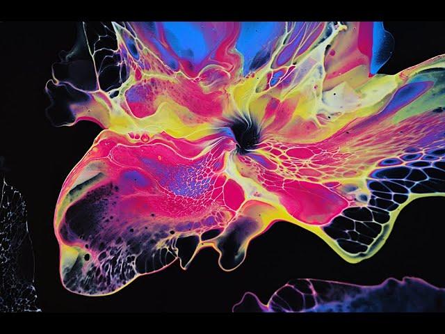 Акриловая заливка в технике Bloom на черном фоне/ Acrylic fluid pouring .