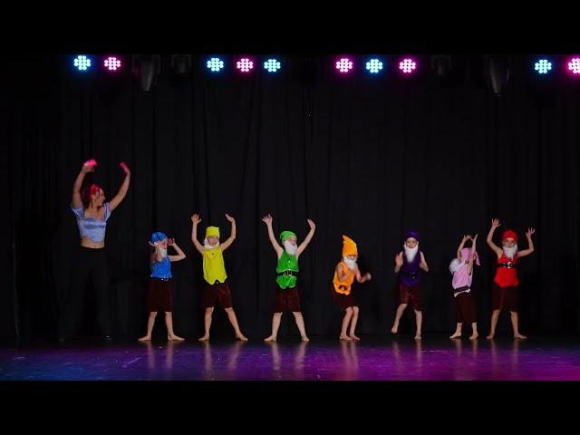 Hip hop "The seven dwarfs ", dancers: P/G Step by step, choreography by Katerina Novotna