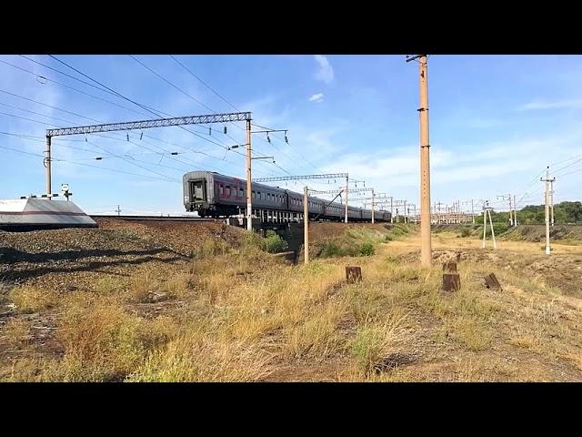 Поезд направлением Анапа - Орск едет в сторону ст. Никель (17.08.18)