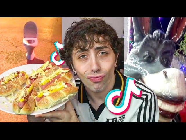 viendo tiktoks y comiendo panchos 