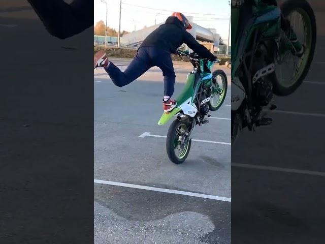 Учусь делать круги, со мной все хорошо  #stunt #bike #moto #supermoto #мотоциклы #дпс #regulmoto