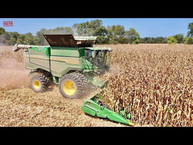 JOHN DEERE S7 800 Combine Harvesting Corn