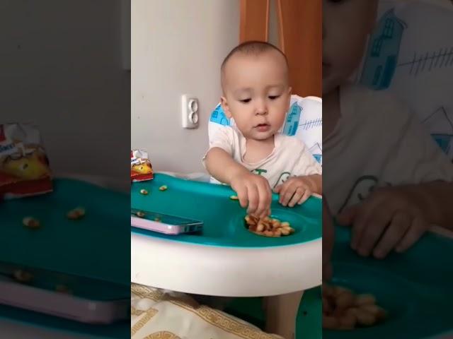 the baby Rasul eats#shorts#like#subscribe#baby#trend #play #kz #english #dad #love #boy #eating #eat