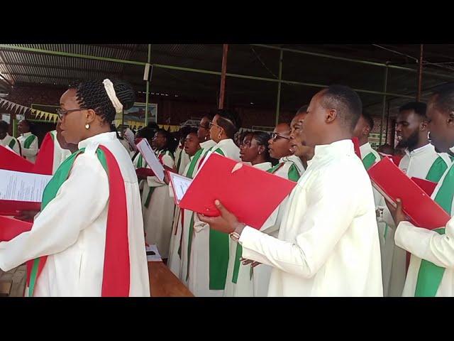  TUJE KUGUHABWA by Kizito Mihigo Performed by Chorale St Pierre Gitarama Live during Holy Mass