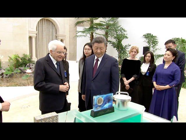 Xi Jinping presents gifts containing lunar soil to Italian President Sergio Mattarella