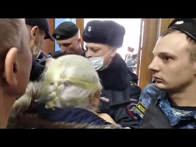 Потасовка с полицией и приставами! Группа поддержки Елены Тардасовой Юн сцепилась с силовиками!