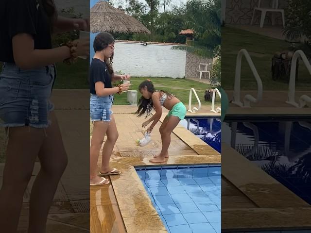 Desafio da piscina brincadeira entre as meninas