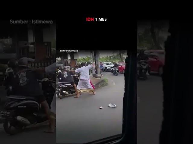 TABRAK PENGENDARA, LAKI-LAKI DI BALI NGAMUK DAN TIKAM WARGA