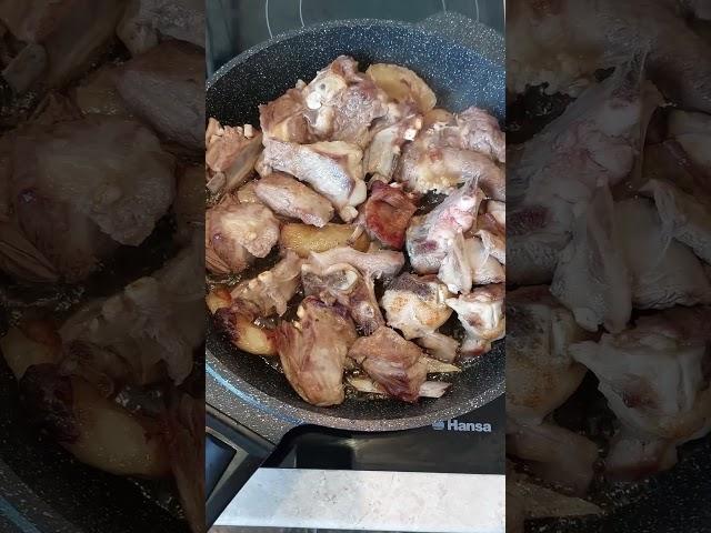 Казан кебаб в сковороде. Жареная картошка с мясом (баранина)