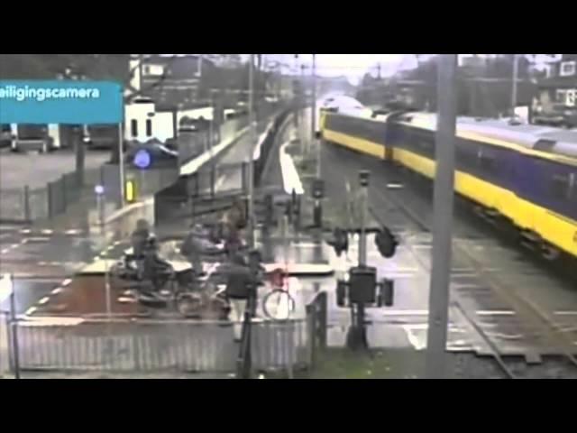 Shocking train crash derailment Dutch Railways / Ontsporing Hilversum 2014