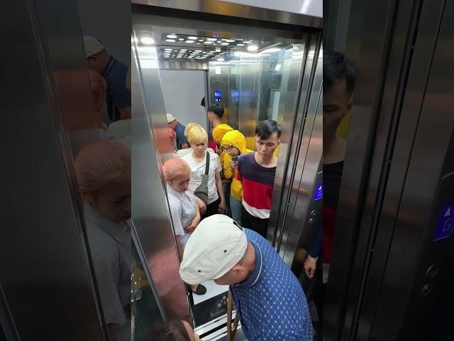 Man's act of kindness in the elevator [KINDNESS MAN] #kindness #respect #goodman #happy #humanities