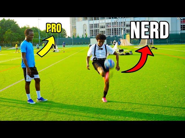 Nerd Plays Soccer/Futból