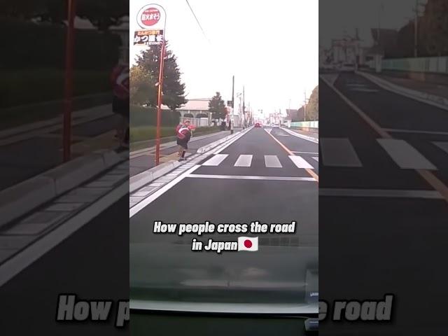 How people cross the road - Japan vs Russia - Try not to laugh