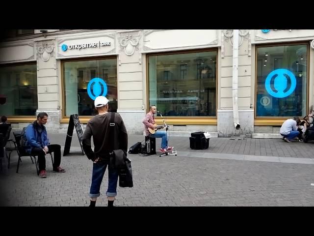 A street musician singing Viktor Tsoi 'Kukushka(Кукушка)' on Nevsky prospect