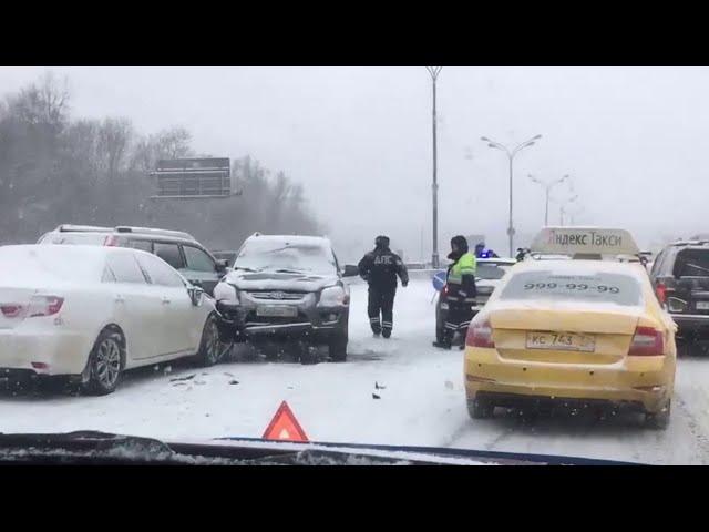 Метель и снегопад парализовали движение в Москве. На скользких дорогах участились ДТП