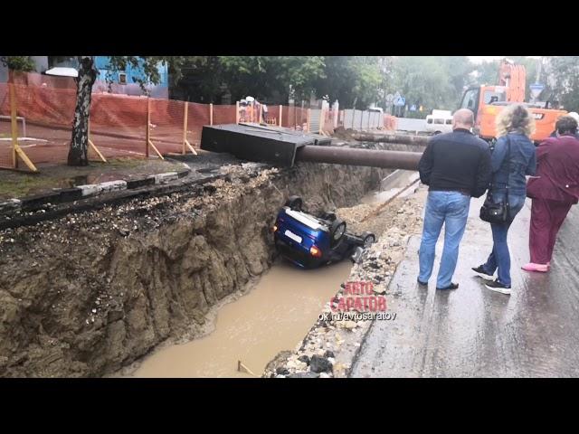 В траншею теплотрассы на Сакко и Ванцетти упало авто. Автоледи госпитализирована