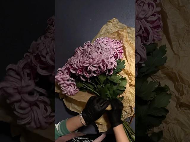 ASMR с хризантемой #асмр #сборкабукета #цветы #букеты #идеальныйвечер #любовь #отношения #вечер