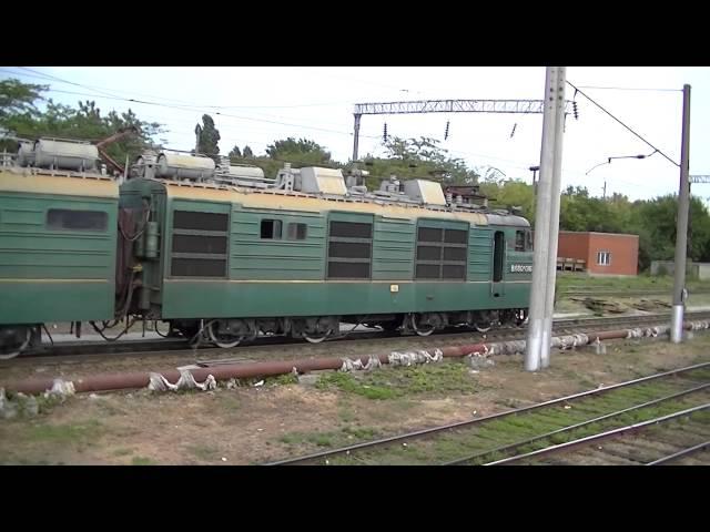 Станция Новороссийск: выезд электровоза с ПТОл под поезд