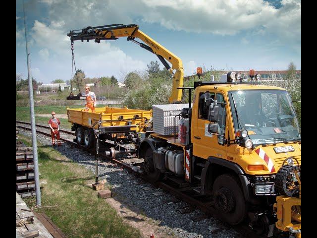 Локомобиль Mercedes Unimog U400. Навесное: КМУ.