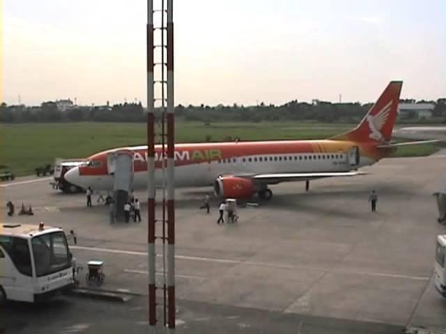 Adam Air plane arriving at Polonia Airport／メダン・ポロニア空港に到着したアダム航空機