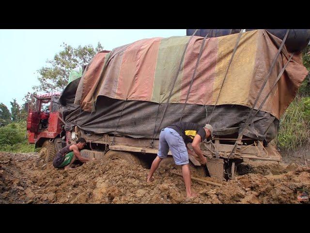 Philippines, the monsoon and people | The roads of the impossible