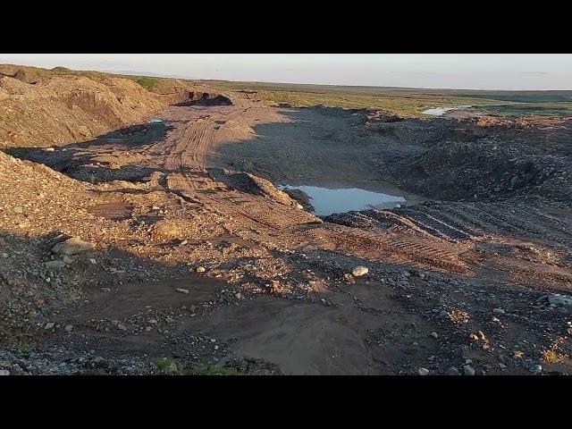 Карьер и железнодорожная насыпь на месте железной дороги Воркута-Хальмер-Ю.  Пассажирские поезда всё