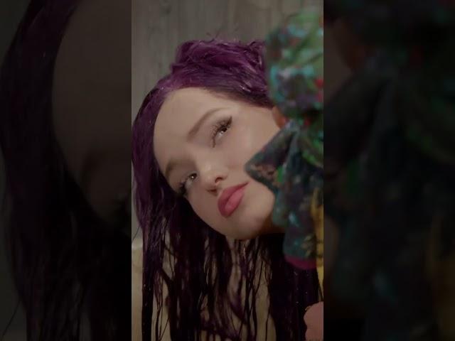 From makeovers to matchmaking, Anna Cathcart can do it all  #Descendants #Shorts