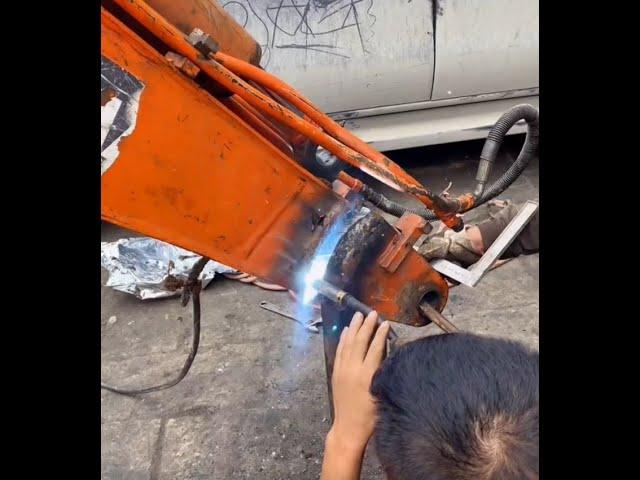 Rebuild BROKEN Eye of DOOSAN excavator boom｜ Cutting, Welding, Boring