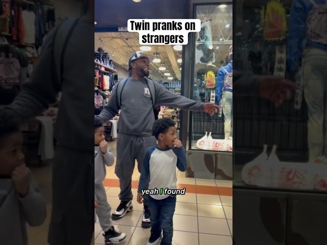 Twin prank in the mall                              #viral #twins #pranks #atlanta