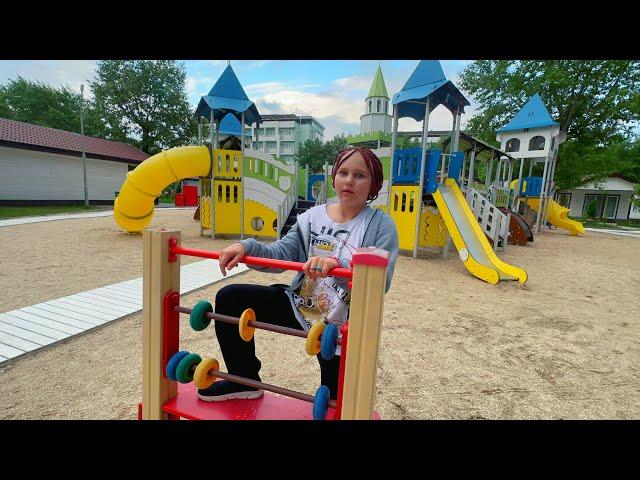 Алиса НА ДЕТСКОЙ ПЛОЩАДКЕ ! Алиса играет в кафе ️ и катается с горок ! Alice play on playground