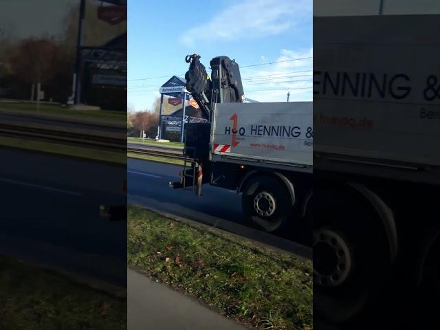 Mercedes flatbed truck. Camión Mercedes. Ein Bordlaster von Mercedes. Бортовой грузовик Мерседес