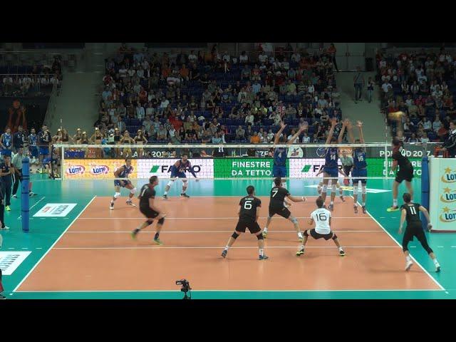 Georg Grozer spiking Team Germany